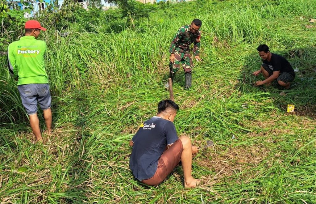 Kerja bakti potong rumput Kerja bakti potong rumput